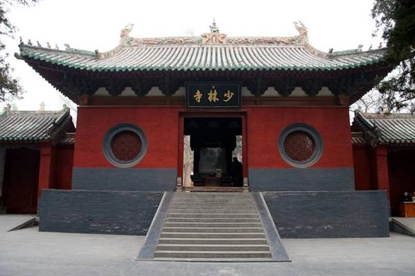 Thiếu Lâm Tự được thành lập năm 495 dưới thời Bắc Ngụy, tọa lạc trên núi Tung Sơn, Trịnh Châu, Hà Nam, Trung Quốc. Không chỉ có vai trò quan trọng trong giới võ học mà cả trong văn chương, điện ảnh, Thiếu Lâm Tự cũng là hình ảnh quen thuộc với khán giả. Vì lẽ đó, mỗi năm Thiếu Lâm tự thu hút không ít du khách tới tham quan và tìm hiểu. Ảnh: Nipic. Thiếu Lâm Tự được thành lập năm 495 dưới thời Bắc Ngụy, tọa lạc trên núi Tung Sơn, Trịnh Châu, Hà Nam, Trung Quốc. Không chỉ có vai trò quan trọng trong giới võ học mà cả trong văn chương, điện ảnh, Thiếu Lâm Tự cũng là hình ảnh quen thuộc với khán giả. Vì lẽ đó, mỗi năm Thiếu Lâm tự thu hút không ít du khách tới tham quan và tìm hiểu. Ảnh: Nipic.