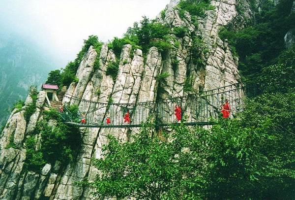 Đường lên Thiếu Lâm Tự phong cảnh rất hùng vĩ với núi cao, đèo sâu và rất nhiều cây tùng, bách bao quanh. Ảnh: Baike. Đường lên Thiếu Lâm Tự phong cảnh rất hùng vĩ với núi cao, đèo sâu và rất nhiều cây tùng, bách bao quanh. Ảnh: Baike.