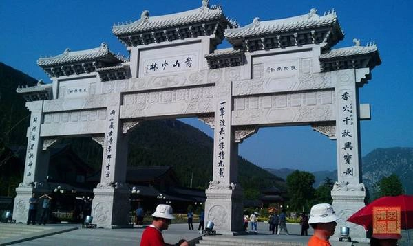 Cổng tam quan bằng đá trắng và tượng võ tăng khổng lồ báo hiệu du khách chuẩn bị bước vào khuôn viên chính của chùa. Ảnh: Nipic. Cổng tam quan bằng đá trắng và tượng võ tăng khổng lồ báo hiệu du khách chuẩn bị bước vào khuôn viên chính của chùa. Ảnh: Nipic.