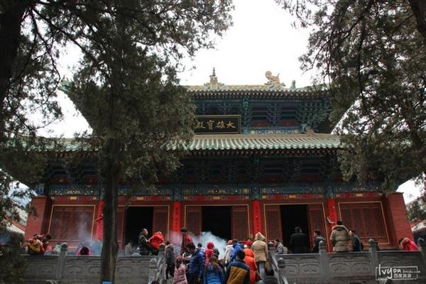 Đại Hùng bảo điện là điện chính. Trong góc sân, du khách được chiêm ngưỡng những bia đá chi chít lỗ thủng, ghi công đức của những người có đóng góp cho ngôi chùa. Tương truyền, đó chính là nơi các nhà sư Thiếu Lâm từng tập luyện Nhất dương chỉ (một môn võ bí truyền sử dụng lực bắn qua ngón tay để tấn công đối thủ). Ảnh: Baike. Đại Hùng bảo điện là điện chính. Trong góc sân, du khách được chiêm ngưỡng những bia đá chi chít lỗ thủng, ghi công đức của những người có đóng góp cho ngôi chùa. Tương truyền, đó chính là nơi các nhà sư Thiếu Lâm từng tập luyện Nhất dương chỉ (một môn võ bí truyền sử dụng lực bắn qua ngón tay để tấn công đối thủ). Ảnh: Baike.