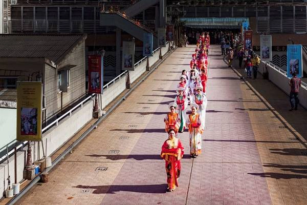 Lễ thiếu nữ rước phấn về cho hoa là một hoạt động độc đáo, lần đầu tiên được tổ chức trong khuôn khổ festival Hoa Đà Lạt, diễn ra chiều 28/12.