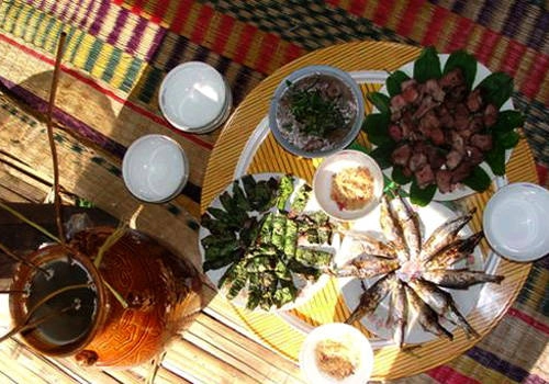 Bữa cơm của cúng của người H're không thể thiếu được món trâu xà bần và trâu nướng lá lốt. Ảnh: yume Bữa cơm của cúng của người H're không thể thiếu được món trâu xà bần và trâu nướng lá lốt. Ảnh: yume