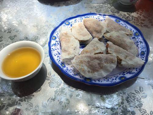 Bát nước chè xanh cùng kẹo cu-đơ là đặc sản nổi tiếng của xứ Nghệ.­ Ảnh: T.H