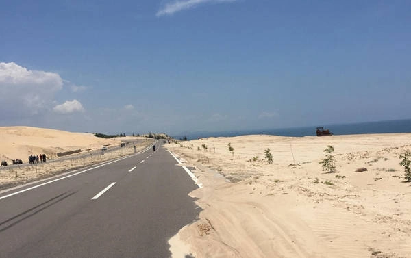 Đường đến Phan Rang - Tháp Chàm đi qua đường nổi tiếng mà giới phượt hay nhắc tới, đó là cung đường Bàu Trắng. Đường đến Phan Rang - Tháp Chàm đi qua đường nổi tiếng mà giới phượt hay nhắc tới, đó là cung đường Bàu Trắng.
