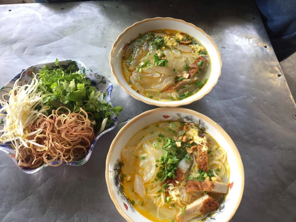 Về lại Phan Rang, tôi ghé quán bún sứa chả cá trên đường 21/8, vừa ngon và rẻ. Về lại Phan Rang, tôi ghé quán bún sứa chả cá trên đường 21/8, vừa ngon và rẻ.