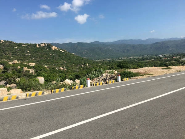 Sáng hôm sau, tôi đến tham quan vịnh Vĩnh Hy. Trong ảnh là đoạn đường từ Phan Rang đến Vĩnh Hy. Cung đường này cũng rất đẹp với những khúc cua quanh co, phóng tầm mắt nhìn ra những quả đồi, dãy núi thuộc Vườn quốc gia Núi Chúa. Sáng hôm sau, tôi đến tham quan vịnh Vĩnh Hy. Trong ảnh là đoạn đường từ Phan Rang đến Vĩnh Hy. Cung đường này cũng rất đẹp với những khúc cua quanh co, phóng tầm mắt nhìn ra những quả đồi, dãy núi thuộc Vườn quốc gia Núi Chúa.