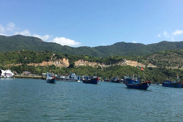 Tới vịnh Vĩnh Hy, tôi đi tàu đáy kính để ngắm san hô và cảnh đẹp của vịnh, cảm nhận sự mát mẻ, trong lành từ những làn gió biển ngoài vịnh thổi vào. Tới vịnh Vĩnh Hy, tôi đi tàu đáy kính để ngắm san hô và cảnh đẹp của vịnh, cảm nhận sự mát mẻ, trong lành từ những làn gió biển ngoài vịnh thổi vào.