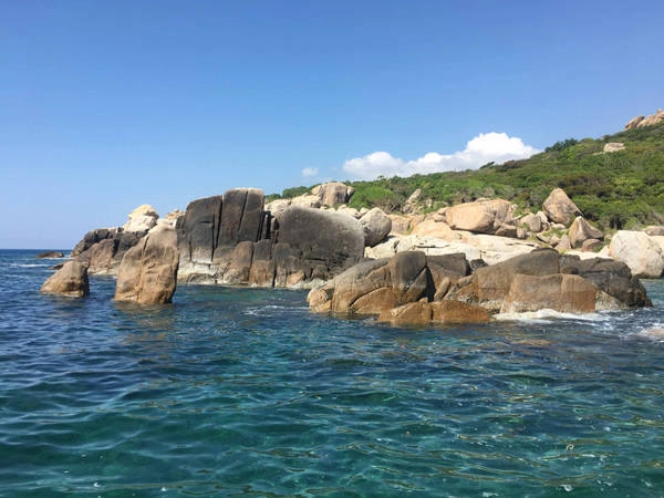 Một bãi đá trong vịnh. Ở đây, bạn cũng có thể đề nghị chủ tàu đưa ra bãi cát trong vịnh để tắm. Một bãi đá trong vịnh. Ở đây, bạn cũng có thể đề nghị chủ tàu đưa ra bãi cát trong vịnh để tắm.