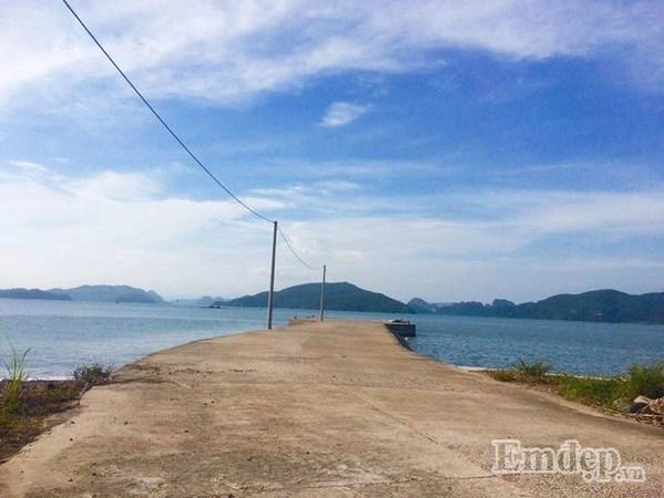 Biển trời hòa cùng một màu xanh. Biển trời hòa cùng một màu xanh.