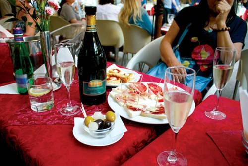 Aperitivo ở Piazza Duomo Aperitivo ở Piazza Duomo
