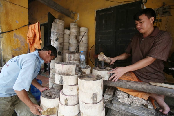 Thôn ông Hảo, xã Liêu Xá, Yên Mỹ, Hưng Yên từ lâu đã được biết đến với nghề làm đồ chơi Trung thu truyền thống. Mỗi dịp Trung thu về, cả thôn lại nhộn nhịp, rôm rả trong tiếng mài, đúc đẽo, tiếng thử trống từ đầu đến cuối thôn. Từ Hà Nội, xuôi theo Quốc lộ 5 đến Thị trấn Phố Nối, bạn đã tới thôn Hảo. Cổng thôn nằm trên mặt đường quốc lộ 39A, ngay mặt đường giữa chợ cóc nhỏ. Đi sâu vào thôn sẽ gặp nhiều hộ gia đình phơi những chiếc thân trống màu đỏ sặc sỡ hoặc nhưng chiếc mặt nạ đa hình dạng ngay ngoài đường, ngoài sân.