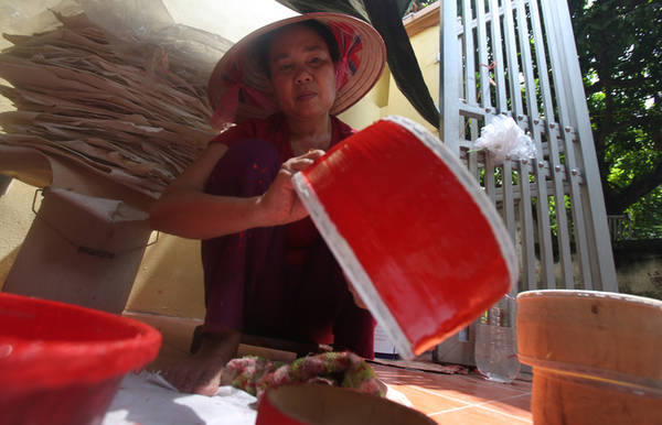 Những chiếc trống khi hoàn thiện sẽ được sơn đỏ và phơi cô lần cuối trước khi xuất đi.