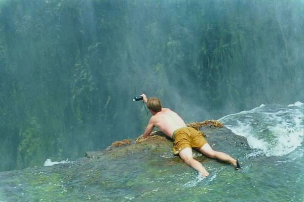 Hấp dẫn như thế nên Devil Pool luôn có sức hút đặc biệt đối với du khách khắp nơi trên thế giới. Bởi không gì gây đau tim bằng thử thách bơi lội giữa ranh giới mong manh là một gờ đá tự nhiên giữa thác cao và vực thẳm. Ảnh: Getty Images