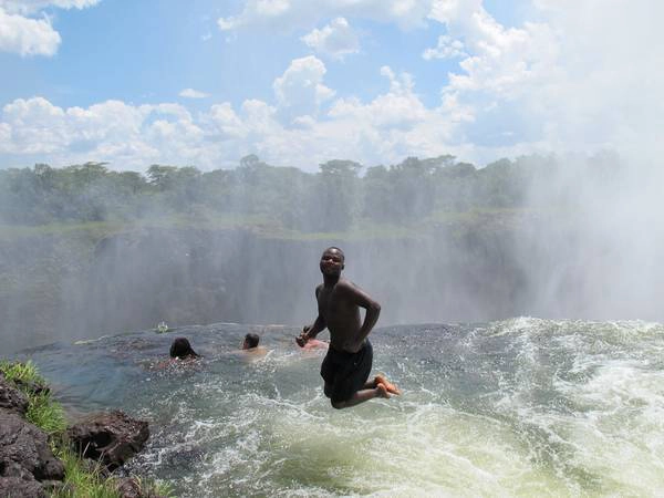 Vì mức độ nguy hiểm của mình nên Devil Pool không bao giờ là điểm đến nằm trong danh sách những người yếu tim. Ảnh: chiaryroundtheworld