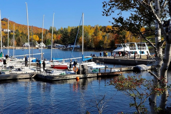 Du thuyền trên hồ Croisieres Mont-Tremblant gần chùa cũng đông khách nhất vào mùa thu, thời tiết mát mẻ, thích hợp để thưởng ngoạn.