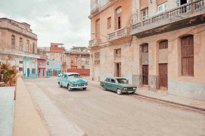 Một trong những đặc trưng của Havana là xe ôtô từ những năm 1950 vẫn còn chạy bon bon trên phố, biến khung cảnh thành phố trở nên cổ kính như trong viện bảo tàng.