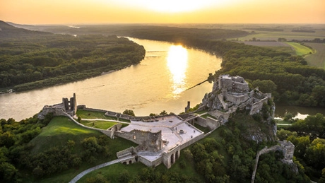 Lâu đài Devin, nơi du khách có thể nhìn thấy ba quốc gia cùng lúc. Ảnh: Visitbratislava. Lâu đài Devin, nơi du khách có thể nhìn thấy ba quốc gia cùng lúc. Ảnh: Visitbratislava.