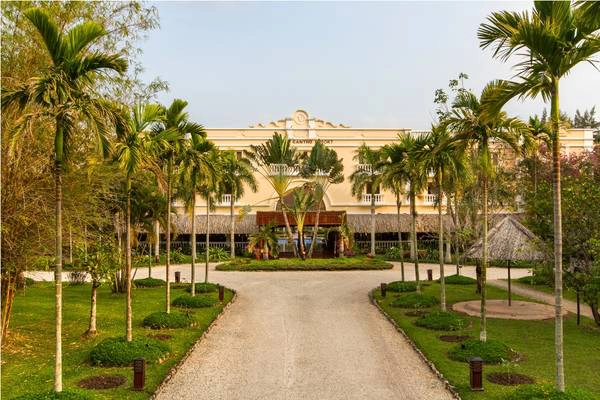 Hàng cây xanh mát dẫn vào khu nghỉ dưỡng Victoria Cần Thơ. Ảnh: victoriahotels.asia Hàng cây xanh mát dẫn vào khu nghỉ dưỡng Victoria Cần Thơ. Ảnh: victoriahotels.asia