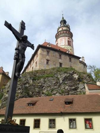 Đặc sắc nhất ở Český Krumlov là tòa lâu đài hoành tráng nằm trên ngọn núi bên cạnh sông Vltava. Lâu đài hoành tráng thứ hai của Cộng hòa Czech, ấn tượng với tháp cao gần 54m theo kiến trúc Phục hưng.