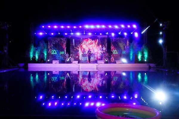 Sân khấu bên cạnh hồ bơi, nơi diễn ra Pool Party sôi động. 