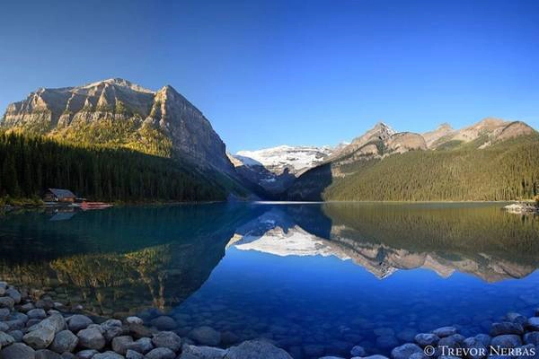 Rocky Mountains, Alberta: Từ cuối tháng Chín đến tháng Mười, khu vực này của Alberta, trong đó bao gồm Công viên quốc gia Rocky Mountains như Banff và Jasper, tràn ngập với ánh vàng của cây dương lá rung và cây vân sam đang thay đổi màu sắc. Rocky Mountains, Alberta: Từ cuối tháng Chín đến tháng Mười, khu vực này của Alberta, trong đó bao gồm Công viên quốc gia Rocky Mountains như Banff và Jasper, tràn ngập với ánh vàng của cây dương lá rung và cây vân sam đang thay đổi màu sắc.