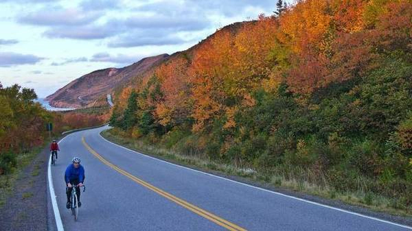 Đảo Cape Breton, Nova Scotia: Một trong những con đường tuyệt vời nhất thế giới, đường Cabot, thậm chí sẽ trở nên ngoạn mục hơn trong mùa thu với màu sắc của cây chuyển từ màu xanh sang màu rực rỡ của sắc đỏ, cam và vàng. Tháng Mười là thời điểm tuyệt vời nhất để ngắm cảnh tượng này. Đảo Cape Breton, Nova Scotia: Một trong những con đường tuyệt vời nhất thế giới, đường Cabot, thậm chí sẽ trở nên ngoạn mục hơn trong mùa thu với màu sắc của cây chuyển từ màu xanh sang màu rực rỡ của sắc đỏ, cam và vàng. Tháng Mười là thời điểm tuyệt vời nhất để ngắm cảnh tượng này.