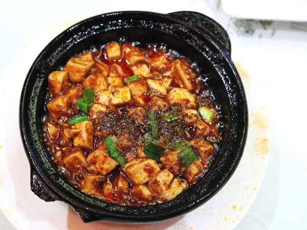 <strong>1. Mapo Doufu (Đậu hũ Tứ Xuyên): </strong>Món đậu hũ Tứ Xuyên với phong vị cay xè đặc trưng luôn được bạn bè quốc tế nhắc đến như một đặc trưng của ẩm thực Trung Quốc. Thành phần của món đậu phụ nổi tiếng này gồm đậu non và thịt bằm nấu cùng các loại gia vị đặc trưng của Tứ Xuyên. Ảnh: J. Kenji López-Alt <strong>1. Mapo Doufu (Đậu hũ Tứ Xuyên): </strong>Món đậu hũ Tứ Xuyên với phong vị cay xè đặc trưng luôn được bạn bè quốc tế nhắc đến như một đặc trưng của ẩm thực Trung Quốc. Thành phần của món đậu phụ nổi tiếng này gồm đậu non và thịt bằm nấu cùng các loại gia vị đặc trưng của Tứ Xuyên. Ảnh: J. Kenji López-Alt