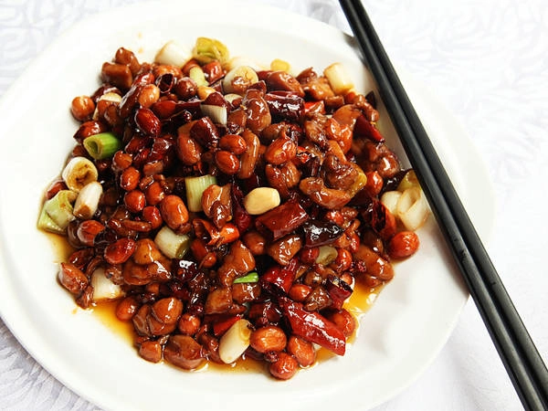<strong>3. Gongbao Jiding (Gà xào ớt đậu phộng): </strong>Món ăn hấp dẫn này gồm thịt gà nấu với ớt, đậu phộng nên có vị cay đặc trưng. Món Gongbao Jiding rất được ưa chuộng tại các nhà hàng của người Hoa trên thế giới. Hiện nay ngoài thịt gà, người ta còn sáng tạo ra nhiều món ăn bằng các loại thịt khác như thịt heo, thịt bò và thậm chí cả các loại hải sản; tuy nhiên món ăn với nguyên liệu thịt gà vẫn luôn được nhiều người yêu thích nhất. Ảnh: J. Kenji López-Alt <strong>3. Gongbao Jiding (Gà xào ớt đậu phộng): </strong>Món ăn hấp dẫn này gồm thịt gà nấu với ớt, đậu phộng nên có vị cay đặc trưng. Món Gongbao Jiding rất được ưa chuộng tại các nhà hàng của người Hoa trên thế giới. Hiện nay ngoài thịt gà, người ta còn sáng tạo ra nhiều món ăn bằng các loại thịt khác như thịt heo, thịt bò và thậm chí cả các loại hải sản; tuy nhiên món ăn với nguyên liệu thịt gà vẫn luôn được nhiều người yêu thích nhất. Ảnh: J. Kenji López-Alt