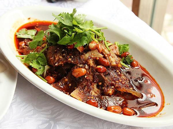 <strong>5. Phổi bò om: </strong>Món ăn lạ miệng rất được yêu thích ở Tứ Xuyên được làm từ những miếng phổi bò cắt lát, hầm chung với nước tương, sau đó rắc hạt tiêu, mè, đậu phộng và sa tế ớt. Ảnh: J. Kenji López-Alt <strong>5. Phổi bò om: </strong>Món ăn lạ miệng rất được yêu thích ở Tứ Xuyên được làm từ những miếng phổi bò cắt lát, hầm chung với nước tương, sau đó rắc hạt tiêu, mè, đậu phộng và sa tế ớt. Ảnh: J. Kenji López-Alt