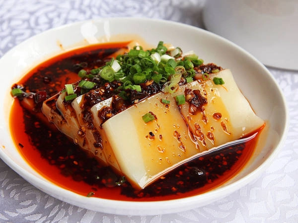 <strong>8. Mala Liangfen: </strong>Đây là món ăn nhẹ cực kỳ nổi tiếng ở tỉnh Tứ Xuyên bởi cách chế biến đặc biệt với thạch đậu xanh ăn kèm với nước sa tế cay. Ảnh: J. Kenji López-Alt <strong>8. Mala Liangfen: </strong>Đây là món ăn nhẹ cực kỳ nổi tiếng ở tỉnh Tứ Xuyên bởi cách chế biến đặc biệt với thạch đậu xanh ăn kèm với nước sa tế cay. Ảnh: J. Kenji López-Alt
