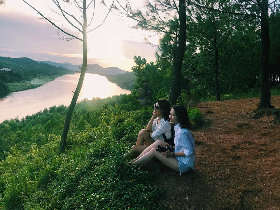 Thời gian thích hợp nhất để chiêm ngưỡng trọn vẹn vẻ đẹp núi sông từ đồi Vọng Cảnh là lúc chiều tà khi hoàng hôn buông xuống, khoảng 17h mùa đông và 18h của mùa hè. Lúc này mặt trời dần khuất sau trập trùng núi non, những ánh mây ngả sang đỏ, bầu trời nhuộm một màu vàng óng ả đẹp tới mê hồn.