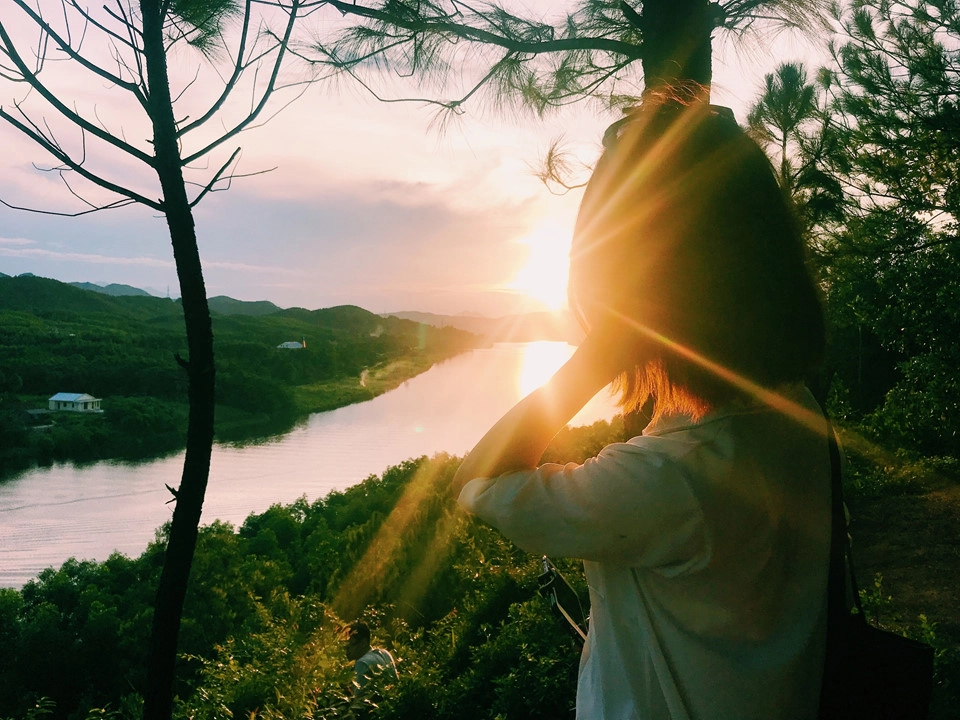 Lác đác các mái nhà ngói xám của đền chùa, lăng tẩm cổ kính trầm mặc. Xa xa bóng núi Ngọc Trản như vẽ lên nền trời xanh đang từ từ ngả nắng hoàng hôn. Dù người khó tính nhất, hẳn cũng nao lòng lặng đi trước thiên đường hạ giới này đây.