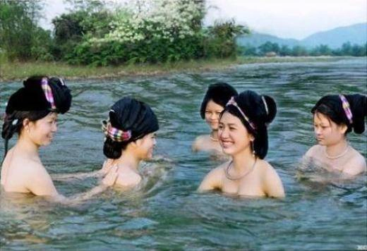 Hiện nay còn rất nhiều dân tộc sinh sống ở khu vực Tây Bắc giữ phong tục tắm suối. Hiện nay còn rất nhiều dân tộc sinh sống ở khu vực Tây Bắc giữ phong tục tắm suối.