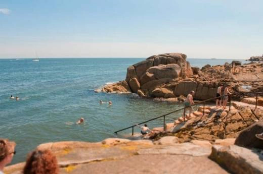 Ở Ireland, để chứng tỏ sự gan dạ của mình, hãy đến “tắm tiên” ở bể bơi Forty Foot vào sáng sớm dưới cái lạnh cắt da cắt thịt Ở Ireland, để chứng tỏ sự gan dạ của mình, hãy đến “tắm tiên” ở bể bơi Forty Foot vào sáng sớm dưới cái lạnh cắt da cắt thịt