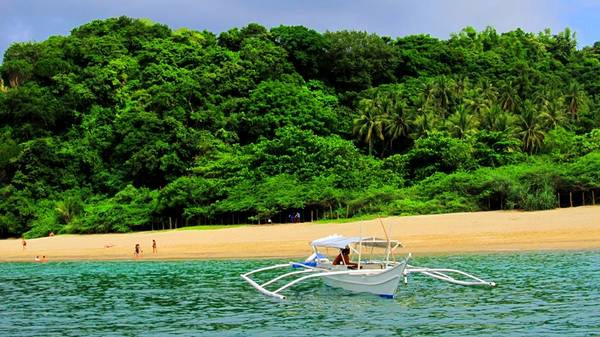 Thị trấn Puerto Galera: Puerto Galera là một thị trấn ven biển nổi tiếng ở tỉnh Mindoro, thu hút lượng người ghé thăm khi đi du lịch Philippines rất đông nhờ vào bầu không khí mát mẻ, trong lành. Hàng loạt nhà hàng, khách sạn, khu nghỉ dưỡng nằm rải rác ở khắp nơi. Và hoạt động được khách du lịch yêu thích nhất là lặn biển. Thị trấn này có hơn 40 điểm lặn phù hợp cho mọi trình độ, từ người mới bắt đầu tập cho đến thợ lặn chuyên nghiệp cũng như tập hợp vô số loài cá sặc sỡ, những rạn san hô ấn tượng. Bên cạnh đó, du khách còn được chiêm ngưỡng cảnh hoàng hôn lãng mạn trên bờ biển khi chiều buông xuống. Thị trấn Puerto Galera: Puerto Galera là một thị trấn ven biển nổi tiếng ở tỉnh Mindoro, thu hút lượng người ghé thăm khi đi du lịch Philippines rất đông nhờ vào bầu không khí mát mẻ, trong lành. Hàng loạt nhà hàng, khách sạn, khu nghỉ dưỡng nằm rải rác ở khắp nơi. Và hoạt động được khách du lịch yêu thích nhất là lặn biển. Thị trấn này có hơn 40 điểm lặn phù hợp cho mọi trình độ, từ người mới bắt đầu tập cho đến thợ lặn chuyên nghiệp cũng như tập hợp vô số loài cá sặc sỡ, những rạn san hô ấn tượng. Bên cạnh đó, du khách còn được chiêm ngưỡng cảnh hoàng hôn lãng mạn trên bờ biển khi chiều buông xuống.
