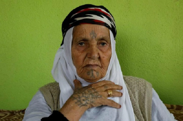 Ayse Yusufoglu, 84 tuổi, chia sẻ về hình xăm trên mặt và tay bà tại nhà ở làng Alukus, gần Kiziltepe, một thị trấn thuộc tỉnh Mardin, Thổ Nhĩ Kỳ. Ảnh: Ảnh: REUTERS/Umit Bektas. Ayse Yusufoglu, 84 tuổi, chia sẻ về hình xăm trên mặt và tay bà tại nhà ở làng Alukus, gần Kiziltepe, một thị trấn thuộc tỉnh Mardin, Thổ Nhĩ Kỳ. Ảnh: Ảnh: REUTERS/Umit Bektas.