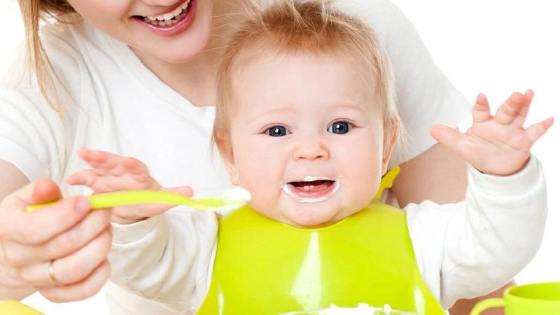Sữa chua là món ăn không thể thiếu trong thực đơn ăn dặm giàu canxi cho bé
