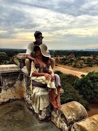 Hình ảnh hạnh phúc của cặp sao ở Myanmar.