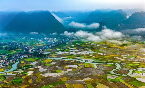 Vẻ đẹp mùa lúa chín ở Bắc Sơn trở thành điểm hút khách du lịch ở Lạng Sơn. Với những người đam mê chụp ảnh, họ có thể dậy thật sớm từ 4h leo lên trạm phát sóng vi ba thuộc đỉnh Nà Lay để đón bình minh. Thời gian leo khoảng 45 phút, để lựa chọn góc chụp đẹp bạn phải leo qua chiếc cầu thang cũ để lên nóc trạm phát sóng cùng với một chút chi phí. Vẻ đẹp mùa lúa chín ở Bắc Sơn trở thành điểm hút khách du lịch ở Lạng Sơn. Với những người đam mê chụp ảnh, họ có thể dậy thật sớm từ 4h leo lên trạm phát sóng vi ba thuộc đỉnh Nà Lay để đón bình minh. Thời gian leo khoảng 45 phút, để lựa chọn góc chụp đẹp bạn phải leo qua chiếc cầu thang cũ để lên nóc trạm phát sóng cùng với một chút chi phí.