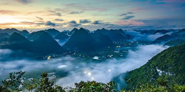 Đứng trên đỉnh Nà Lay, du khách có thể ngắm toàn cảnh thung lũng Bắc Sơn bao phủ trong màn mây trùng điệp. Đứng trên đỉnh Nà Lay, du khách có thể ngắm toàn cảnh thung lũng Bắc Sơn bao phủ trong màn mây trùng điệp.
