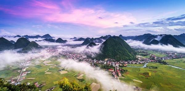 Khung cảnh quyến rũ với dòng sông chảy len lỏi bên cánh đồng lúa trải rộng bốn bề. Khung cảnh quyến rũ với dòng sông chảy len lỏi bên cánh đồng lúa trải rộng bốn bề.