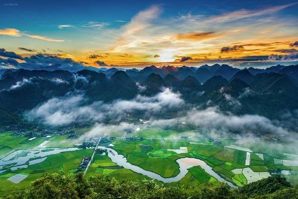 Tháng 7 là thời điểm thu hút lượng khách du lịch đến chụp ảnh nhiều nhất trong năm. Bạn có thể chiêm ngưỡng trọn vẹn cánh đồng lúa chín trong 2 ngày cuối tuần. Lưu trú tại nhà sàn với giá 50.000 đồng một đêm và ăn uống với chi phí khả rẻ (150.000 đồng cho 4 người ăn tại nơi ngủ nghỉ). Tháng 7 là thời điểm thu hút lượng khách du lịch đến chụp ảnh nhiều nhất trong năm. Bạn có thể chiêm ngưỡng trọn vẹn cánh đồng lúa chín trong 2 ngày cuối tuần. Lưu trú tại nhà sàn với giá 50.000 đồng một đêm và ăn uống với chi phí khả rẻ (150.000 đồng cho 4 người ăn tại nơi ngủ nghỉ).