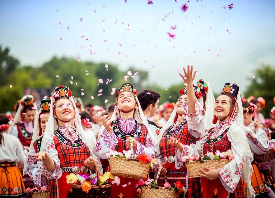 Với các cô gái, mùa lễ hội đem lại nhiều niềm vui và tiếng cười. Với các cô gái, mùa lễ hội đem lại nhiều niềm vui và tiếng cười.