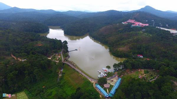  Thung lũng Tình yêu là một trong những thắng cảnh thơ mộng nhất Đà Lạt (Lâm Đồng), cách trung tâm thành phố khoảng 5 km về phía bắc.