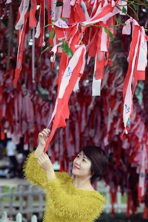 Lời nguyện ước của du khách và các cặp đôi treo trên cây tại thung lũng.