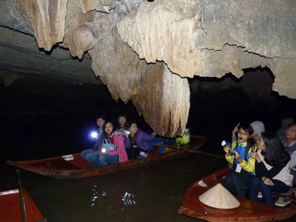 Hành trình khám phá hang động ở Thung Nham giống với hành trình khám phá Tràng An và Tam Cốc nhưng thời gian sẽ ngắn hơn Hành trình khám phá hang động ở Thung Nham giống với hành trình khám phá Tràng An và Tam Cốc nhưng thời gian sẽ ngắn hơn
