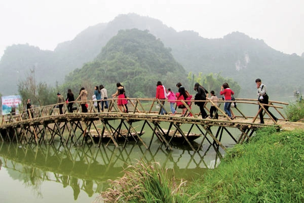 Thung Nham trong sương mù sáng mùa thu Thung Nham trong sương mù sáng mùa thu