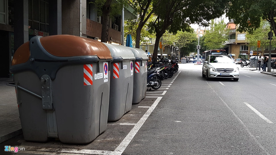 Ở Tây Ban Nha và một số thành phố thuộc miền nam nước Pháp có điểm thú vị, gây chú ý du khách đó là việc sắp xếp những thùng rác ngay lòng đường. Mỗi thùng rác có kích cỡ rất to được xếp ngăn nắp ba chiếc một theo ô vuông kẻ sẵn.