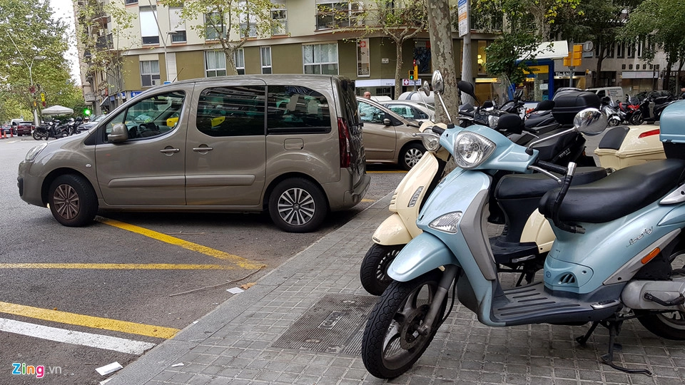 Trên vỉa hè khắp thủ phủ của xứ Catalan, những chiếc SH, PS của Honda hay Liberty của Piaggio xuất hiện khá nhiều.