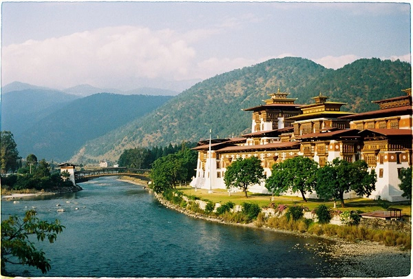 thuoc-phim-tuyet-dep-ve-bhutan-qua-ong-kinh-cua-thay-giao-viet-ivivu-1